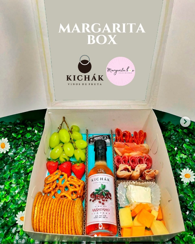 🎁 Caja de Regalo con Botella de Vino de Frutas, quesos y carnes frías - Vinos Kichák